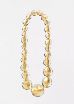 Collier Or 125 x 45 x18 cm 穆拉诺玻璃、金箔 2019
摄影:Claire Dorn©Jean-Michel Othoniel / ADAGP, Paris & SACK,Seoul 2019
图片提供:艺术家与贝浩登
Collier Or 125 x 45 x18 cm 穆拉诺玻璃、金箔 2019
摄影:Claire Dorn©Jean-Michel Othoniel / ADAGP, Paris & SACK,Seoul 2019
图片提供:艺术家与贝浩登