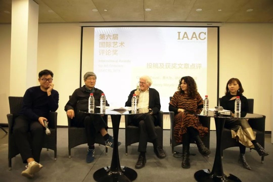 IAAC6 投稿及获奖文章点评 右起:邵亦杨、Chantal Faust、 Henry Meyric-Hughes 、费大为、翁子健
IAAC6 投稿及获奖文章点评 右起:邵亦杨、Chantal Faust、 Henry Meyric-Hughes 、费大为、翁子健
