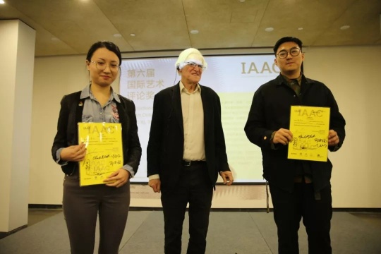 Henry Meyric-Hughes 为二等奖获奖者 李素超、蒲英玮 颁奖并合影
Henry Meyric-Hughes 为二等奖获奖者 李素超、蒲英玮 颁奖并合影