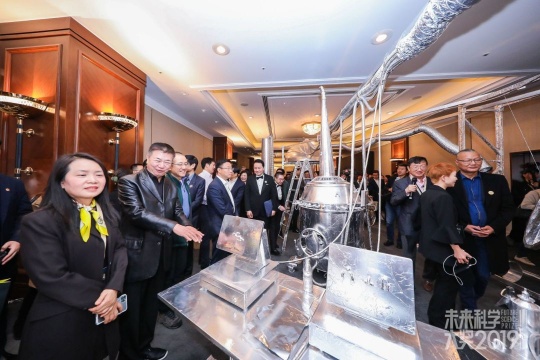 策展人顾振清现场导览中
策展人顾振清现场导览中