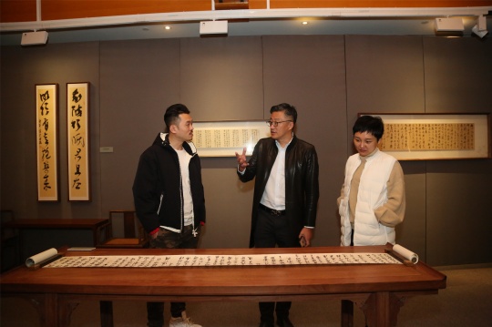 艺术家曹军在北京时间博物馆展览现场
艺术家曹军在北京时间博物馆展览现场