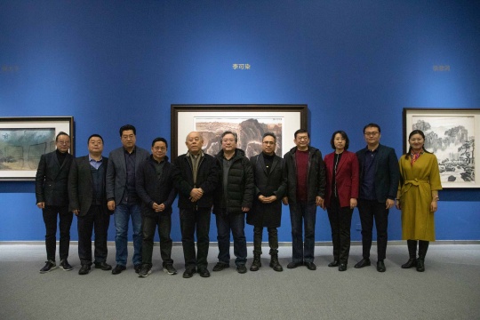 (左一)北京保利国际拍卖有限公司近现代书画部总经理 殷华杰(左二)保利文化集团股份有限公司总经理 蒋迎春(左三)势象空间创始人 李大钧(左四)中央美术学院教授中国画学院山水画系主任 丘挺(左五)故宫博物院原副院长、博士生导师 李文儒(左六)中央美术学院人文学院美术史系教授、博士生导师 曹庆晖(右五)著名艺术家 袁武(右四)著名收藏家 李志远(右三)北京保利国际拍卖有限公司总经理 王蔚(右二)在艺App创始人 谢晓冬(右一)势象空间副总经理 袁睿
(左一)北京保利国际拍卖有限公司近现代书画部总经理 殷华杰(左二)保利文化集团股份有限公司总经理 蒋迎春(左三)势象空间创始人 李大钧(左四)中央美术学院教授中国画学院山水画系主任 丘挺(左五)故宫博物院原副院长、博士生导师 李文儒(左六)中央美术学院人文学院美术史系教授、博士生导师 曹庆晖(右五)著名艺术家 袁武(右四)著名收藏家 李志远(右三)北京保利国际拍卖有限公司总经理 王蔚(右二)在艺App创始人 谢晓冬(右一)势象空间副总经理 袁睿