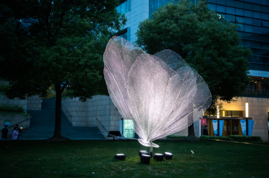 法国光影雕塑家Cédric Le Borgne的作品《蝴蝶》,位于创智天地
法国光影雕塑家Cédric Le Borgne的作品《蝴蝶》,位于创智天地
