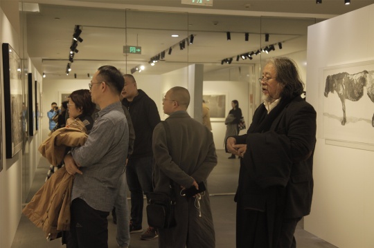 对谈嘉宾在“瞬息万象-当代艺术名家邀请展”展览现场
对谈嘉宾在“瞬息万象-当代艺术名家邀请展”展览现场
