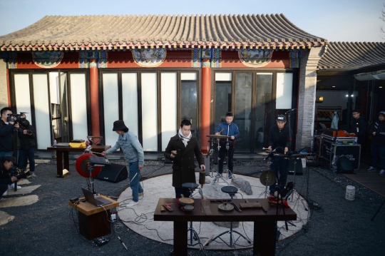 现场演奏包含老北京响器的现代音乐作品
现场演奏包含老北京响器的现代音乐作品