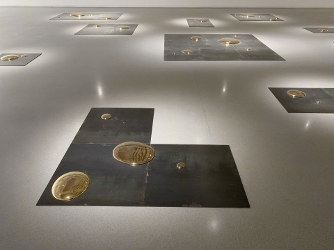 刘建华《方》尺寸可变 瓷、钢 2012-2014
刘建华《方》尺寸可变 瓷、钢 2012-2014