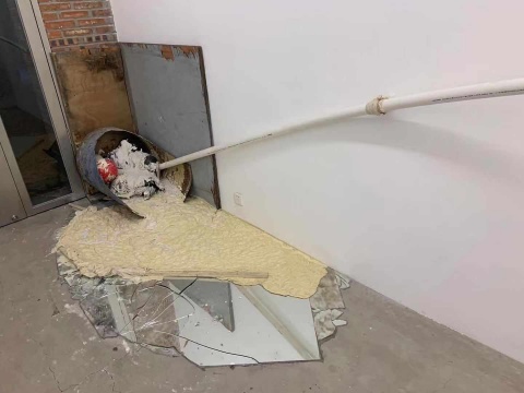 最混乱危险的展览现场 刘月构建出人造物与自然力的对抗 最混乱危险的展览现场 刘月构建出人造物与自然力的对抗