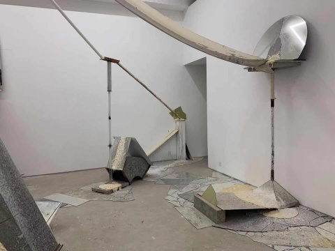 最混乱危险的展览现场 刘月构建出人造物与自然力的对抗 最混乱危险的展览现场 刘月构建出人造物与自然力的对抗