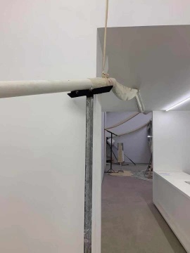 最混乱危险的展览现场 刘月构建出人造物与自然力的对抗 最混乱危险的展览现场 刘月构建出人造物与自然力的对抗