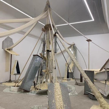 最混乱危险的展览现场 刘月构建出人造物与自然力的对抗 最混乱危险的展览现场 刘月构建出人造物与自然力的对抗