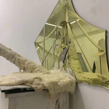 最混乱危险的展览现场 刘月构建出人造物与自然力的对抗 最混乱危险的展览现场 刘月构建出人造物与自然力的对抗