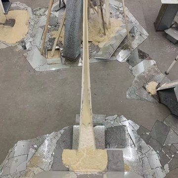 最混乱危险的展览现场 刘月构建出人造物与自然力的对抗 最混乱危险的展览现场 刘月构建出人造物与自然力的对抗