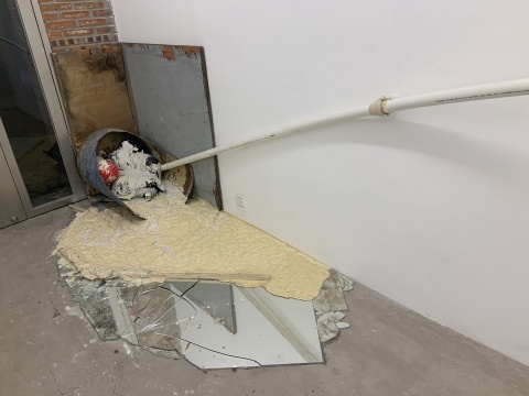 最混乱危险的展览现场 刘月构建出人造物与自然力的对抗 最混乱危险的展览现场 刘月构建出人造物与自然力的对抗