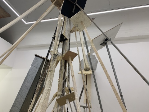 最混乱危险的展览现场 刘月构建出人造物与自然力的对抗 最混乱危险的展览现场 刘月构建出人造物与自然力的对抗