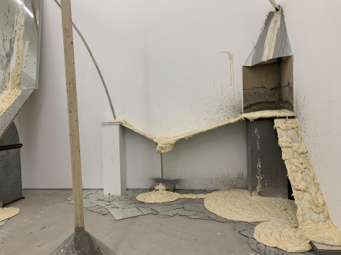 最混乱危险的展览现场 刘月构建出人造物与自然力的对抗 最混乱危险的展览现场 刘月构建出人造物与自然力的对抗