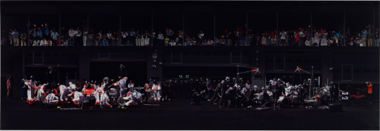 《一级方程式整备道(停站维修系列) 》 188×508×6.2cm Diasec装裱显色C-print 2007
《一级方程式整备道(停站维修系列) 》 188×508×6.2cm Diasec装裱显色C-print 2007