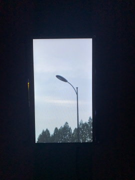 《之间……》 录像,单屏 一个自制显示器 2018
《之间……》 录像,单屏 一个自制显示器 2018