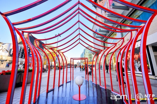 在新鸿基地产集团旗下北京apm展出的“Arches 穿梭之门”
在新鸿基地产集团旗下北京apm展出的“Arches 穿梭之门”