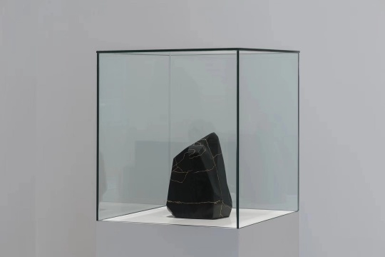 《重于泰山,或轻于鸿毛》20×12.5×30.3cn 和田玉青玉、金䦅 2019
《重于泰山,或轻于鸿毛》20×12.5×30.3cn 和田玉青玉、金䦅 2019
