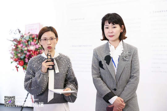韩国国立现代美术馆前执行馆长李知允(右)在开幕前做媒体导览
韩国国立现代美术馆前执行馆长李知允(右)在开幕前做媒体导览