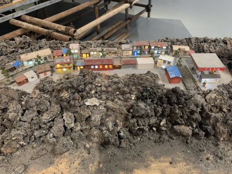 邢丹文 《只缘身在此山中》 600×400×120cm 煤渣等综合材料装置 2017
邢丹文 《只缘身在此山中》 600×400×120cm 煤渣等综合材料装置 2017