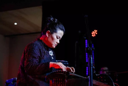 巫娜、杨海崧、文智湧、王晨淮四位音乐人现场即兴合奏表演
巫娜、杨海崧、文智湧、王晨淮四位音乐人现场即兴合奏表演