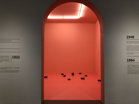 为了让展览更契合国内观众的需求，嘉德艺术中心展厅入口处的墙面以图文方式开启威尼斯双年展历史的知识普及
