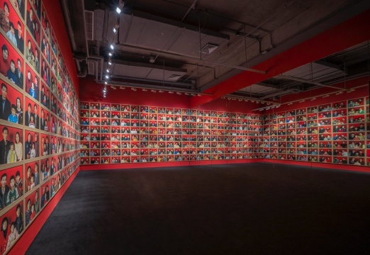 王劲松,《标准家庭》,彩色摄影装置200幅,1996
王劲松,《标准家庭》,彩色摄影装置200幅,1996