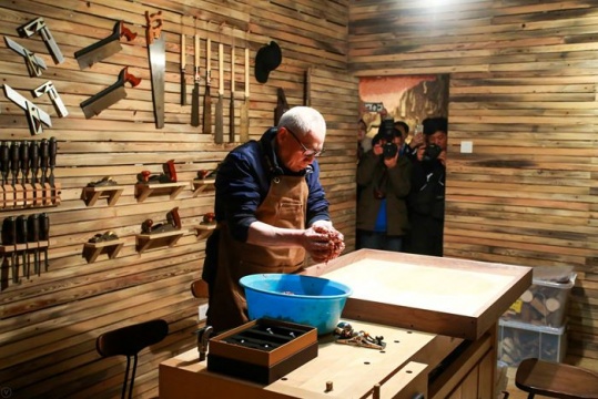 任志强在现场专门为本次展览移植搭建的木工房中
