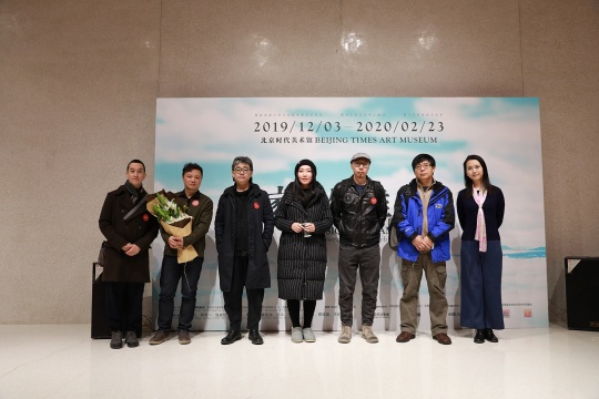 到场艺术家合影 从左至右:秦思源、陆庆屹、王劲松、李琳琳、田晓磊、马宏杰、黄斯涅
到场艺术家合影 从左至右:秦思源、陆庆屹、王劲松、李琳琳、田晓磊、马宏杰、黄斯涅