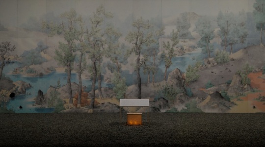《界》水墨、皮纸、松木、石子，烛光、音效，450x1440x600 cm，2019