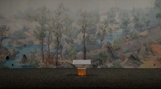 《界》水墨、皮纸、松木、石子,烛光、音效,450x1440x600 cm,2019 《界》水墨、皮纸、松木、石子,烛光、音效,450x1440x600 cm,2019