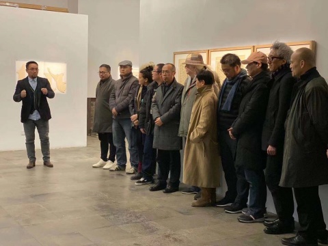 (左起)展览总策划张涛、策展人夏可君和参展艺术家们
(左起)展览总策划张涛、策展人夏可君和参展艺术家们