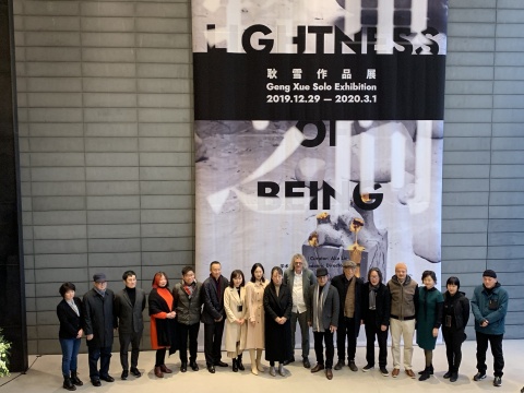 开幕现场合影。学术主持邵亦杨(左七)、策展人Alia Lin(左八)、艺术家耿雪(左九)
开幕现场合影。学术主持邵亦杨(左七)、策展人Alia Lin(左八)、艺术家耿雪(左九)