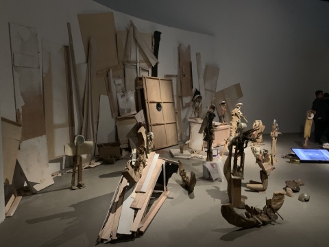 柔情与暴力并存的“轻重之间” 耿雪作品展亮相筑中美术馆 柔情与暴力并存的“轻重之间” 耿雪作品展亮相筑中美术馆
