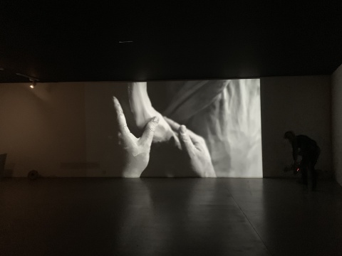 柔情与暴力并存的“轻重之间” 耿雪作品展亮相筑中美术馆 柔情与暴力并存的“轻重之间” 耿雪作品展亮相筑中美术馆