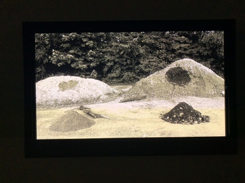 《土堆》 定格动画 2012
两个土堆先后从自己的“身体”上挖出一些土,形成了面前新的小土堆。
《土堆》 定格动画 2012
两个土堆先后从自己的“身体”上挖出一些土,形成了面前新的小土堆。