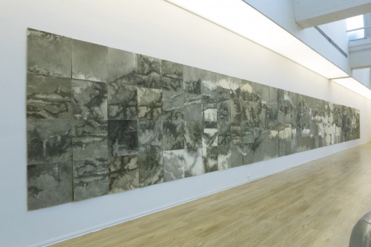 苏新平《荒原8号》(局部) 纸上铅笔 224 × 2296 cm(56 × 56cm × 164) 2015-2019
苏新平《荒原8号》(局部) 纸上铅笔 224 × 2296 cm(56 × 56cm × 164) 2015-2019