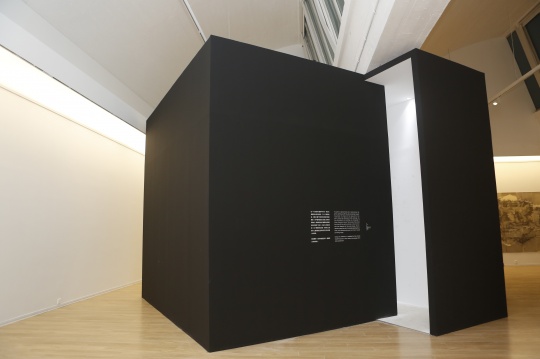 展望 《困局》,六面体白墙、篮球 尺寸可变 2019
展望 《困局》,六面体白墙、篮球 尺寸可变 2019