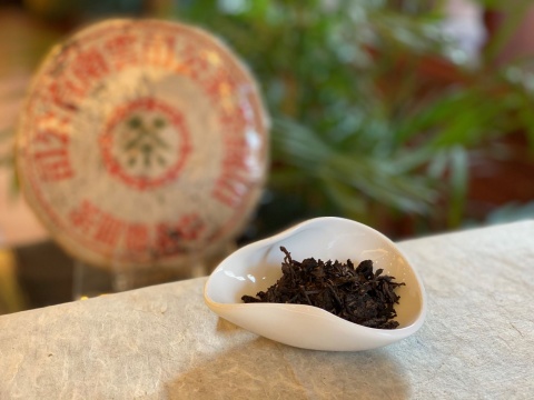 蓝印圆茶铁饼
年份：五十年代
重量：10g
沁春茶香·邓时海签名系列及陈年普洱茶专场

