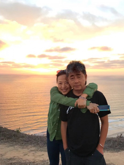 左起何冰女儿何佳沅、艺术家王劲松与艺术北京创始人董梦阳
左起何冰女儿何佳沅、艺术家王劲松与艺术北京创始人董梦阳