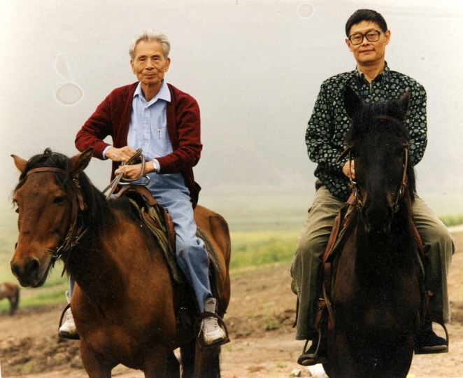 吴冠中与何冰(右)
吴冠中与何冰(右)