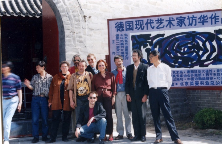 1994年“德国艺术家访华交流展”合照，上图右二、下图右一为何冰
