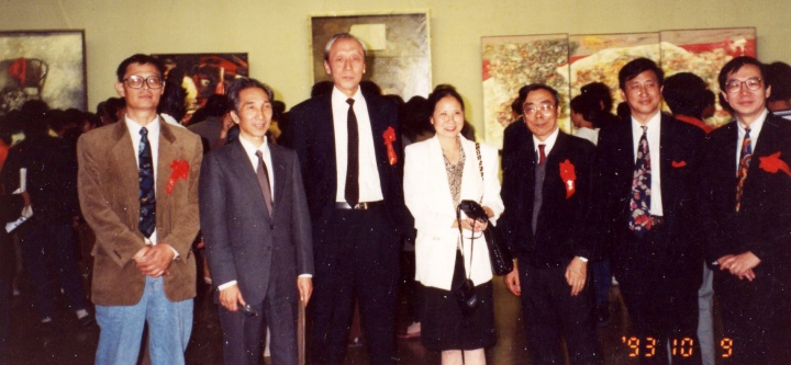 1993年第二届油画年展何冰(左一)与詹建俊(左三)、靳尚谊(左二)、闻立鹏(右三)在中国美术馆
1993年第二届油画年展何冰(左一)与詹建俊(左三)、靳尚谊(左二)、闻立鹏(右三)在中国美术馆