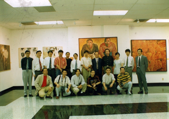 1995年“中国当代油画艺术展”展览现场，左一为何冰
