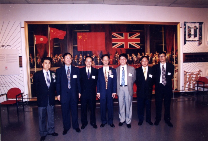 1997年香港回归“中国艺术大展”开幕现场,右一为何冰 1997年香港回归“中国艺术大展”开幕现场,右一为何冰