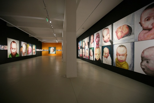 赵能智的“婴儿”在不加掩饰的打量着世界