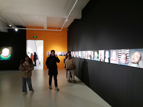 赵能智的“婴儿”在不加掩饰的打量着世界