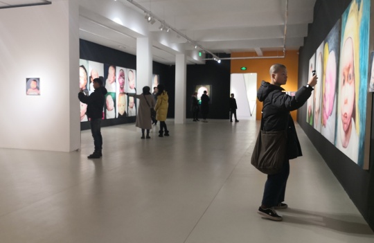 赵能智的“婴儿”在不加掩饰的打量着世界