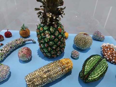 叶甫纳  《浮华-盛宴》新鲜水果、塑料模型、水钻、食物等 综合材料  19件一组 2019
